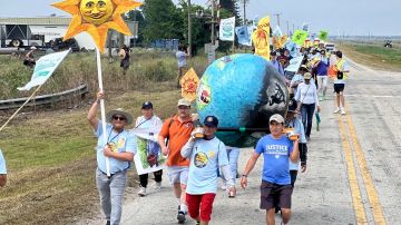 Los trabajadores agrícolas de Florida reclaman trato y salarios justos con una marcha.