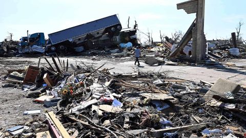 Trabajadores de un restaurante en Mississippi se ocultaron en una nevera para sobrevivir al paso de un tornado