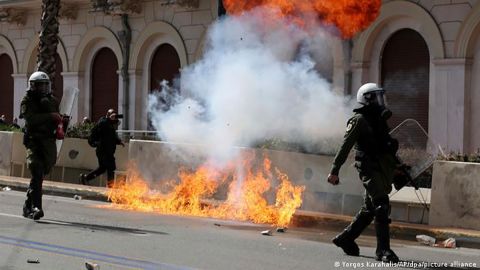 Miles de griegos protestan en Atenas por accidente de trenes