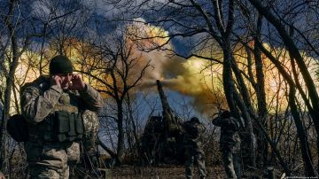 Los soldados ucranianos mantienen la defensa de Bajmut.