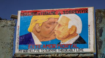 Pintura de protesta en muro fronterizo de México plasmó beso entre Biden y Trump