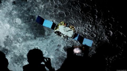 Investigadores chinos revelan que las esferas de cristal de la Luna almacenan grandes cantidades de agua
