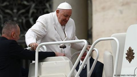 Salud del papa mejora "progresivamente" tras primera noche en hospital