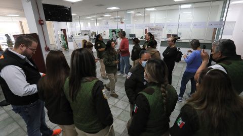 Agentes de migración protestan en México por detención de compañeros tras tragedia en Ciudad Juárez