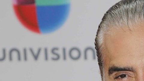 Alejandro Fernández invitó a un fanático a cantar en un concierto en Venezuela.