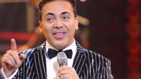 Cristian Castro hizo una versión en metal de su tema "Lloviendo estrellas".