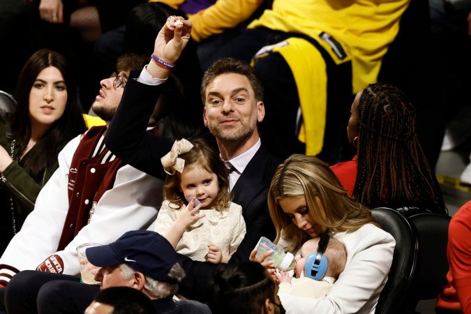Pau Gasol estuvo acompañado en el acto de retiro de su camiseta con su familia. Foto: EFE