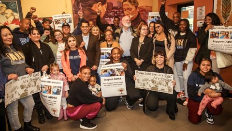Activistas, políticos y miembros de la comunidad apoyan las medidas SB799 y AB958