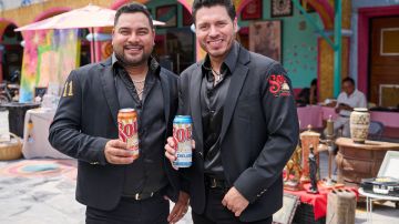 Alan Ramírez y Oswaldo Vigas en sesión de fotos para la campaña 20 Aniversario de Banda MS con Cerveza Sol.