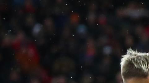 Andrés Guardado disputa un balón contra Jordan Sancho en la Europa League.