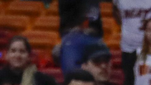 Anuel AA, cantante de género urbano, en un juego de la NBA.