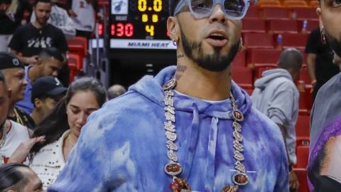 Anuel AA, cantante de género urbano, en un juego de la NBA.