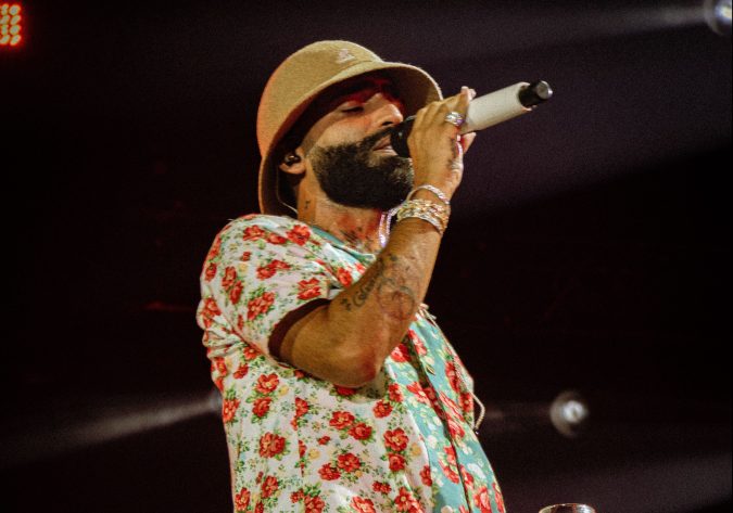 Arcangel, cantante de genero urbano, en el $trip Love Tour de Karol G.