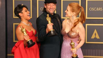 Ariana DeBose, Troy Kotsur y Jessica Chastain en los Premios Oscar 2022.