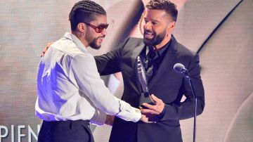 Bad Bunny y Ricky Martin en los 34th GLAAD Media Awards.