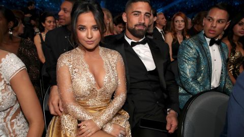 Becky G y Sebastian Lletget en el Latin Grammy 2021.