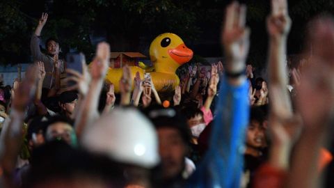 El patito de goma amarillo es un símbolo de un movimiento de protesta antigubernamental que en 2020 lanzó una apuesta sin precedentes para intentar reformar la monarquía en Tailandia.