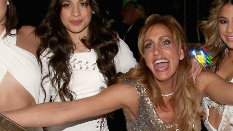 Camila Cabello y Lili Estefan en un evento de Fifth Harmony en el 2015.