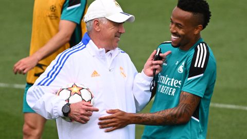 Carlo Ancelotti y Éder Miltao en los entrenamientos del Real Madrid.