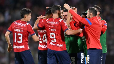 Chivas celebrando un gol ante Pumas.