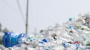 Científicos crean nuevo plástico reciclable que no se fabrica con petróleo