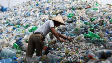 Científicos crean nuevo plástico reciclable que no se fabrica con petróleo