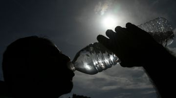 Científicos piden a embarazadas dejar de tomar agua en botellas de plástico