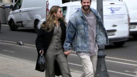 Clara Chía Martín y Gerard Piqué por las calles de Barcelona.