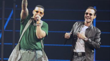 Daddy Yankee y Marc Anthony cantando en Miami en el 2022.