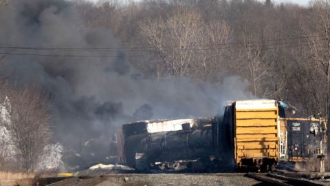Descarrila un tren que transportaba materiales peligrosos en el noroeste de Arizona