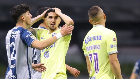 Diego Valdés y Jonathan Rodríguez en lamento, durante el partido entre América y Pachuca.