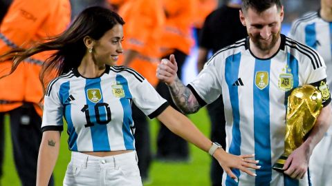 Antonela Roccuzo junto a Lionel Messi.