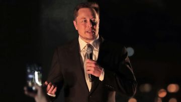 Elon Musk durante una ceremonia en Dubai.