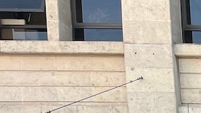 Dreamers frente a a la Plaza de la República. Al centro, de blanco, Mauricio López, repatriado guía