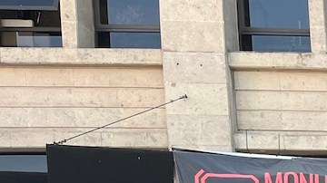 Dreamers frente a a la Plaza de la República. Al centro, de blanco, Mauricio López, repatriado guía