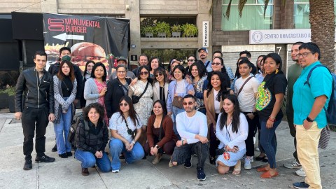 Dreamers frente a a la Plaza de la República. Al centro, de blanco, Mauricio López, repatriado guía