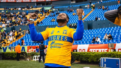 Ernest Jones jugador de LA Rams con la playera de Tigres de la UANL.