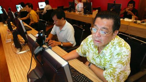 Zhou conoció a la mujer en línea y como seguía en el extranjero atendiendo su negocio de frutas, las citas por internet eran la única opción viable. / Foto: AFP / Getty Images