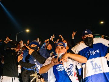 Fanáticos de los Dodgers celebrando.