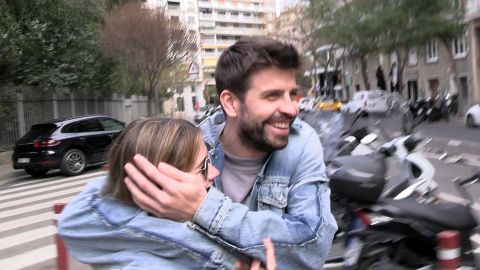 Gerard Piqué y su novia Clara Chía Martín paseando por Barcelona.