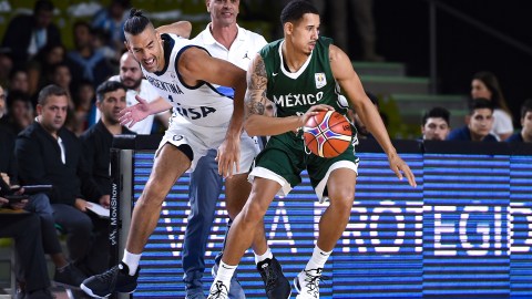 Juan Toscano-Anderson con la Selección de México ante Argentina.