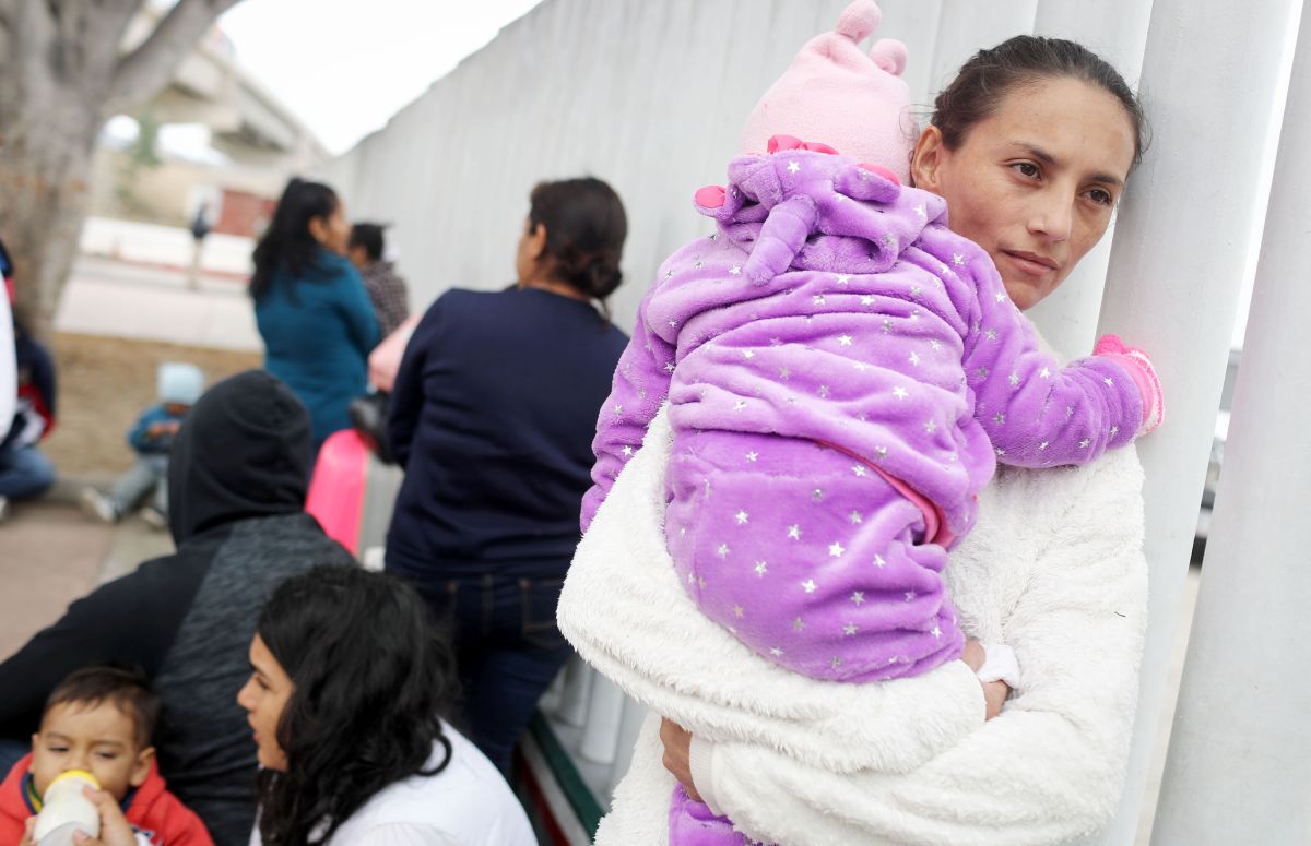 La aplicación CBP One impide a familias inmigrantes aplicar para citas de asilo en bloque. 