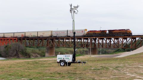 Los inmigrantes fueron hallados en un tren en Texas.