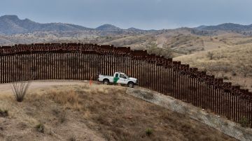 Los encuentros de CBP con inmigrantes en la frontera continuaron disminuyendo en febrero de 2023.