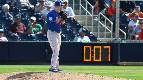 Eric Hanhold, lanzador de New York Mets con el reloj de fondo.