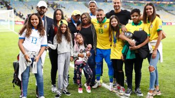 Familia de Dani Alves tras un partido de Brasil en el Mundial de Qatar 2022.