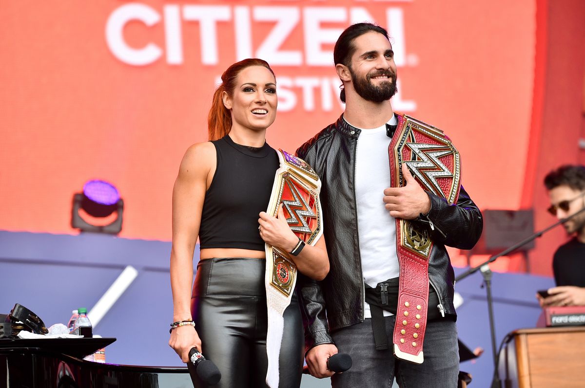 Becky Lynch (i) y Seth Rollins (d), además de ser superestrellas de la WWE, son pareja.