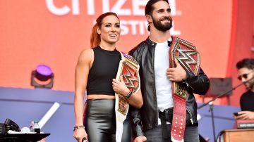 Becky Lynch (i) y Seth Rollins (d), además de ser superestrellas de la WWE, son pareja.