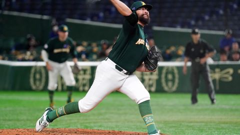 El pitcher asutraliano ponchó a Ohtani.