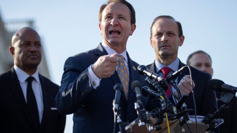 El fiscal general de Louisiana, Jeff Landry (centro), busca que se revele información sensible de inmigrantes.